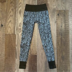 NUX Women’s Snakeskin Seamless Compression Leggings in Evergreen NWOT Size XS
